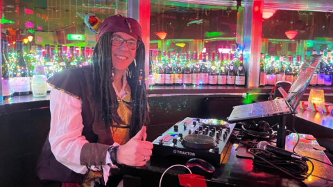Dr. Frank bei einer Motto-Party am DJ-Pult
